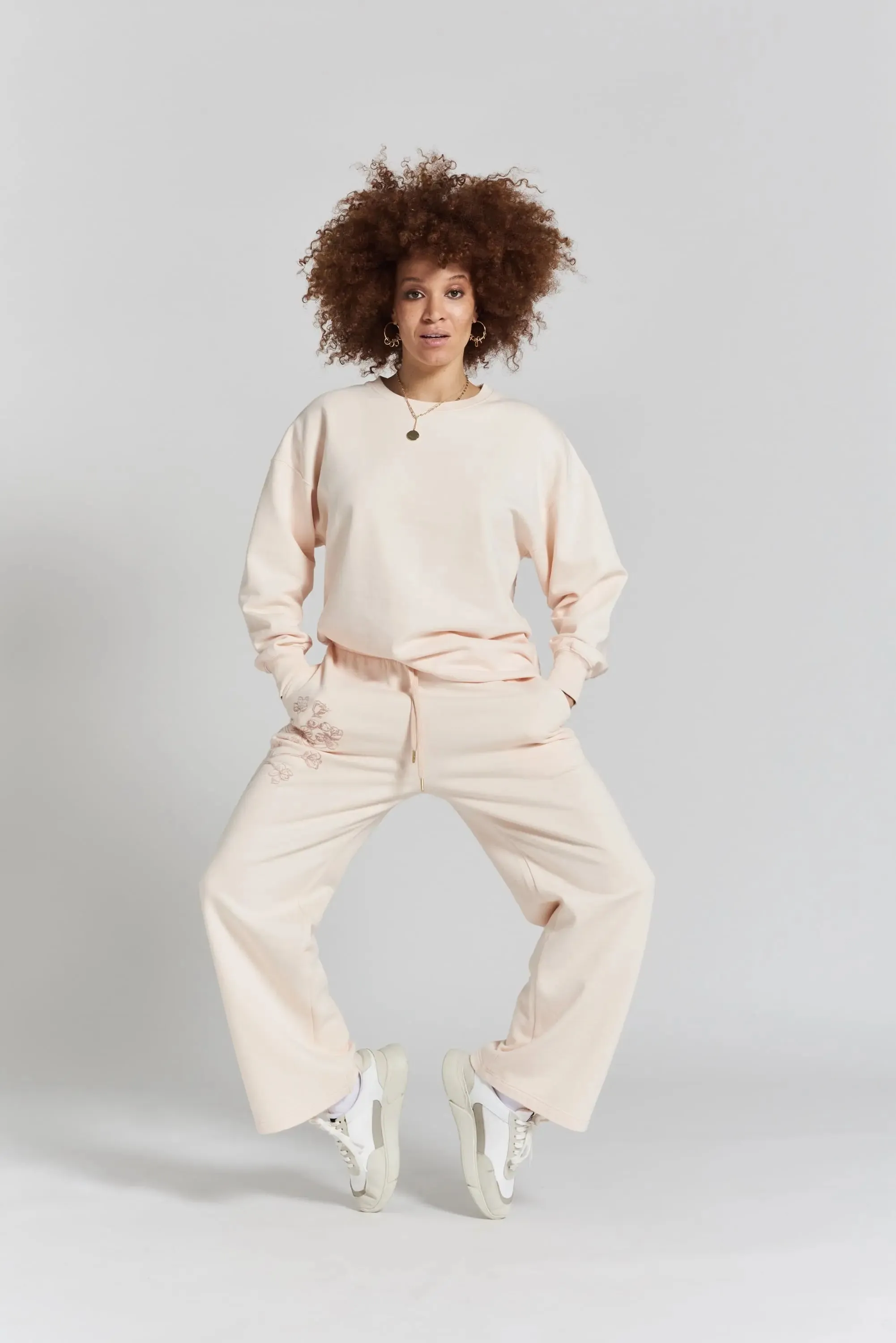 Salix Blossom-Embroidered Ethical-Cotton Sweatshirt - Shoreline Peach